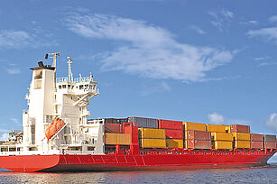 Fotolia_857034_M_Containerschiff